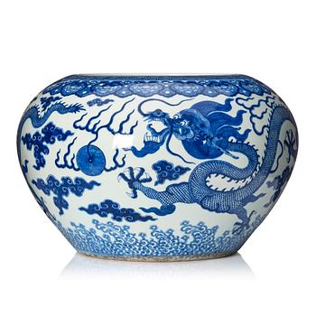 1150. A massive blue and white jardiniere, Qing dynasty with Daouguang seal mark.