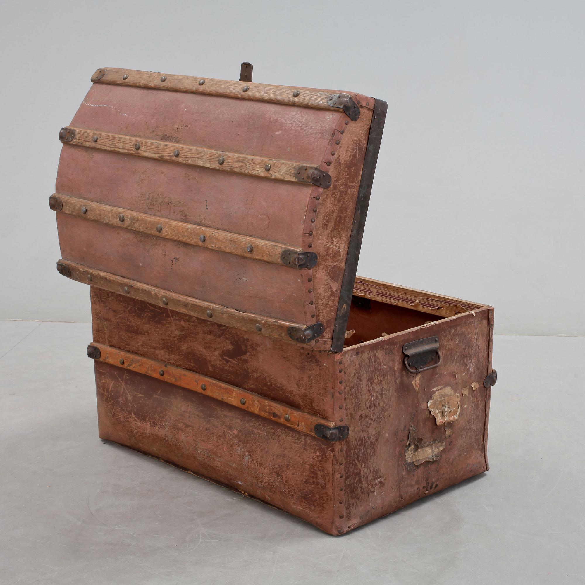 KOFFERT, läder samt trä, 1900-talets första hälft.