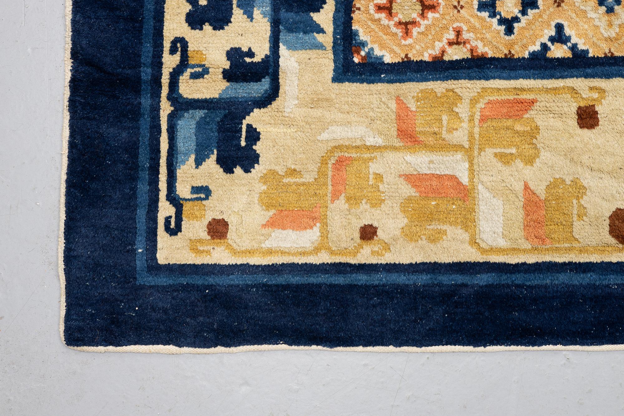 Matta, antik. Kina, Ningxia. Mått 486 x 384 cm.