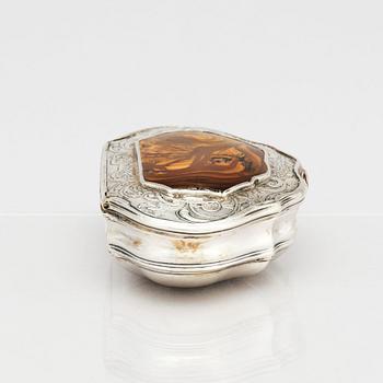 Snusdosa, delvis förgyllt silver och agat, oidentifierad mästarstämpel, mitten 1700-talet. Rokoko.