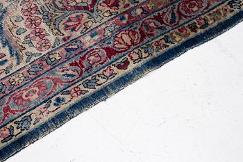 An antique Kirman carpet, ca 410 x 290 cm.