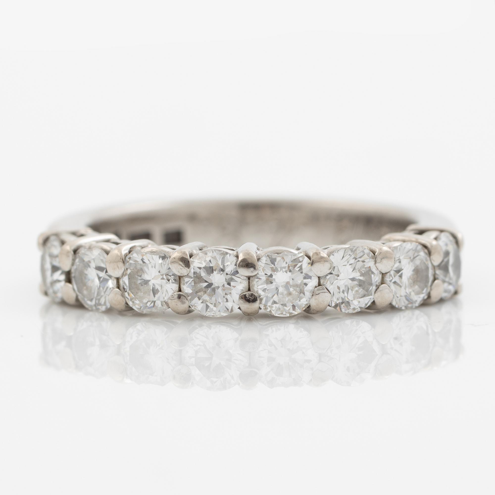Ring, alliansring, 18K vitguld med briljantslipade diamanter.