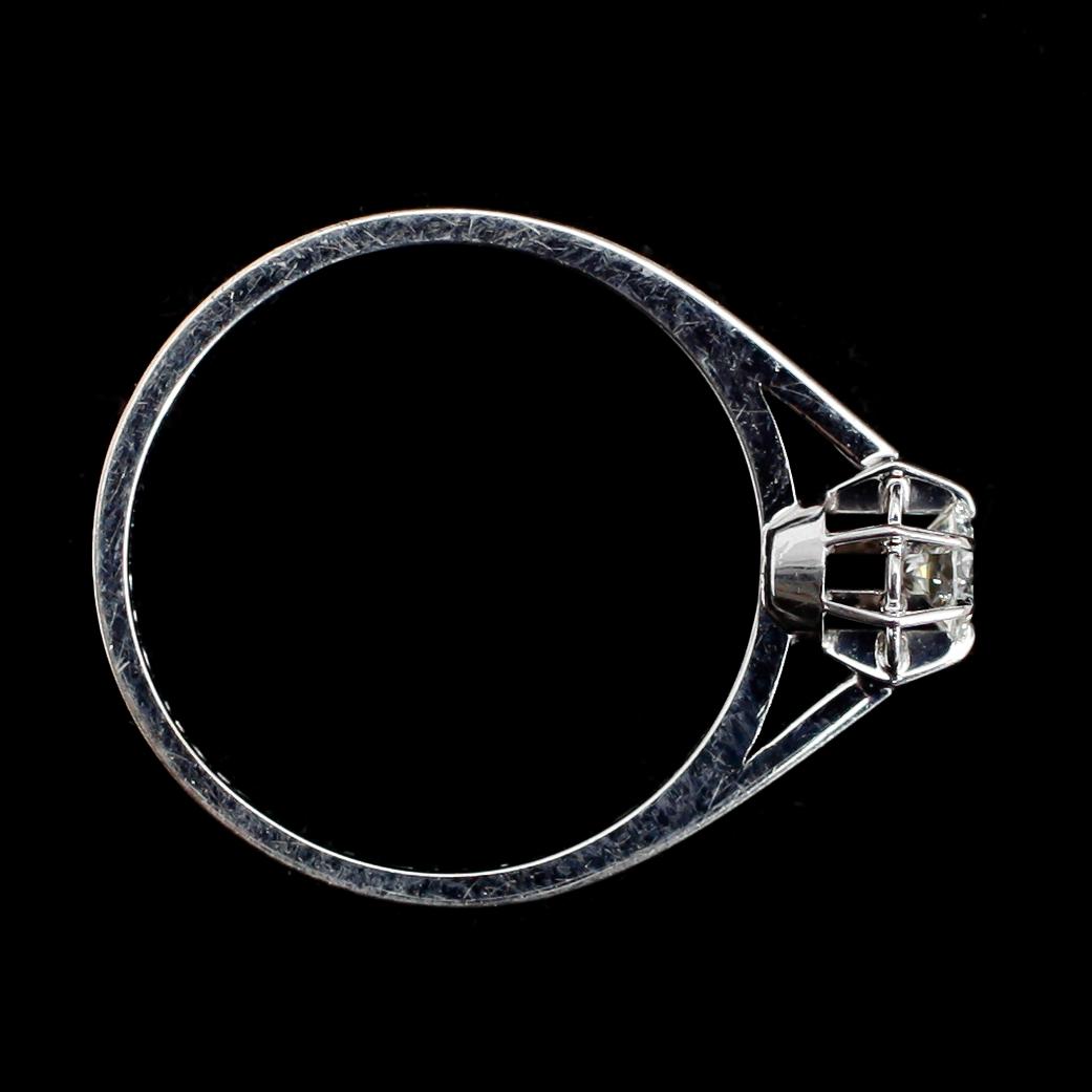 RING, 18 k vitguld, 1981, med briljant 0.16 ct enligt gravyr. Total vikt ca 2 g.