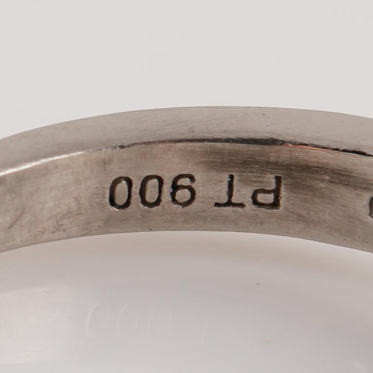 RING, platina med gammalslipad diamanter samt 8 briljantslipade diamanter ct. Vikt 5,0 gram.