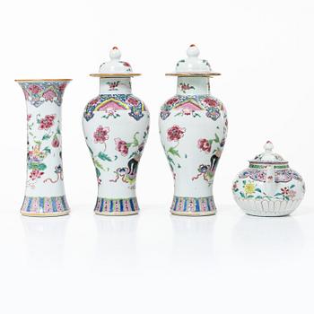 Tekanna, samt en garnityguppsättning med en vas och två urnor, exportporslin, Kina, Qingdynastin, 1700-tal.