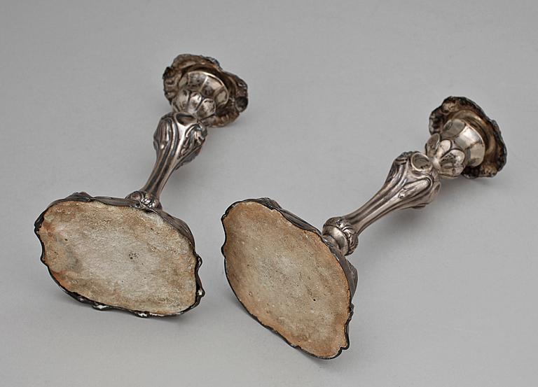 LJUSSTAKAR, ett par, silver, nyrokoko, Otto Lindeberg, 1867. Tot vikt ca 382g.
