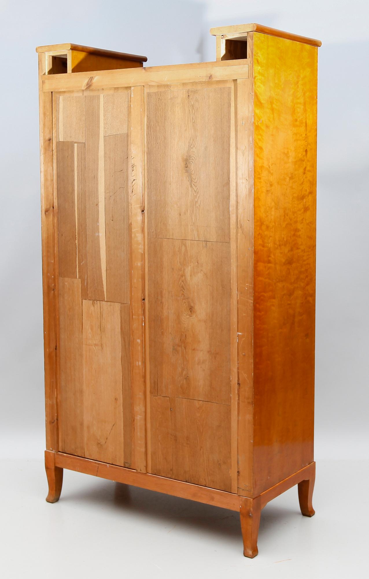 KLÄDSKÅP, 1900-talets första hälft.