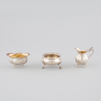SOCKERSKÅLAR, 2 st samt GRÄDDKANNA, silver, London 1884 respektive Malmö, 1974. Vikt 226 g.
