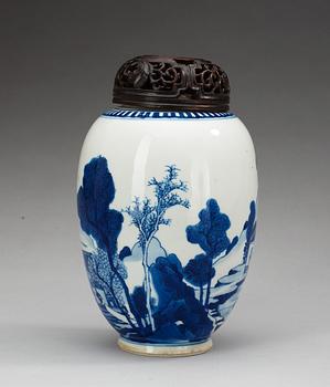 A blue and white jar, Qing dynasty, Kangxi (1662-1722).