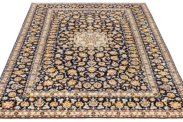A Kashan carpet, a. 367 x 241 cm.
