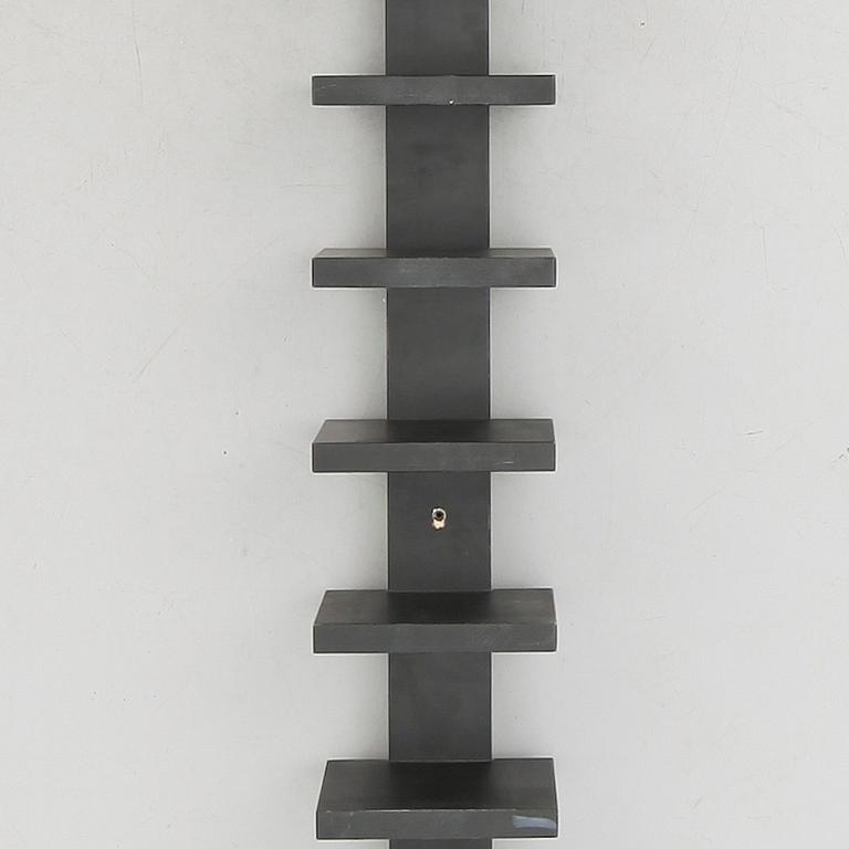 HYLLA. "Pilaster", John Kandell, Källemo, Värnamo, 1900-/2000-tal.