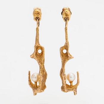 Björn Weckström, a pair of 14K gold and cultured pearl earrings, 'By the springs' for Lapponia 1967.