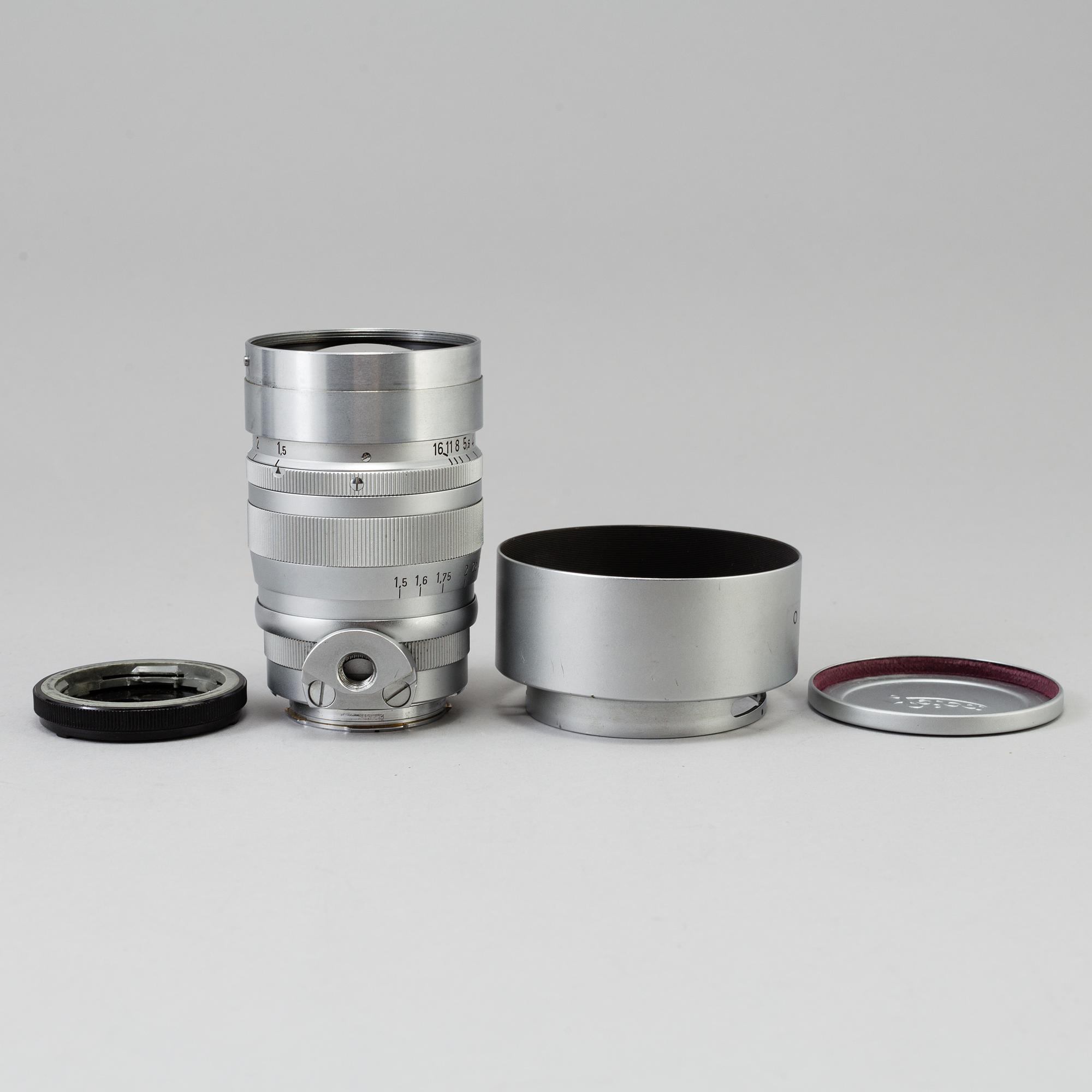 A chrome Leica Summarex f=8,5 cm 1:1,5 lens no 1008826 designed by av Max Berek, Ernst Leitz, Wetzlar . 1943-1960.