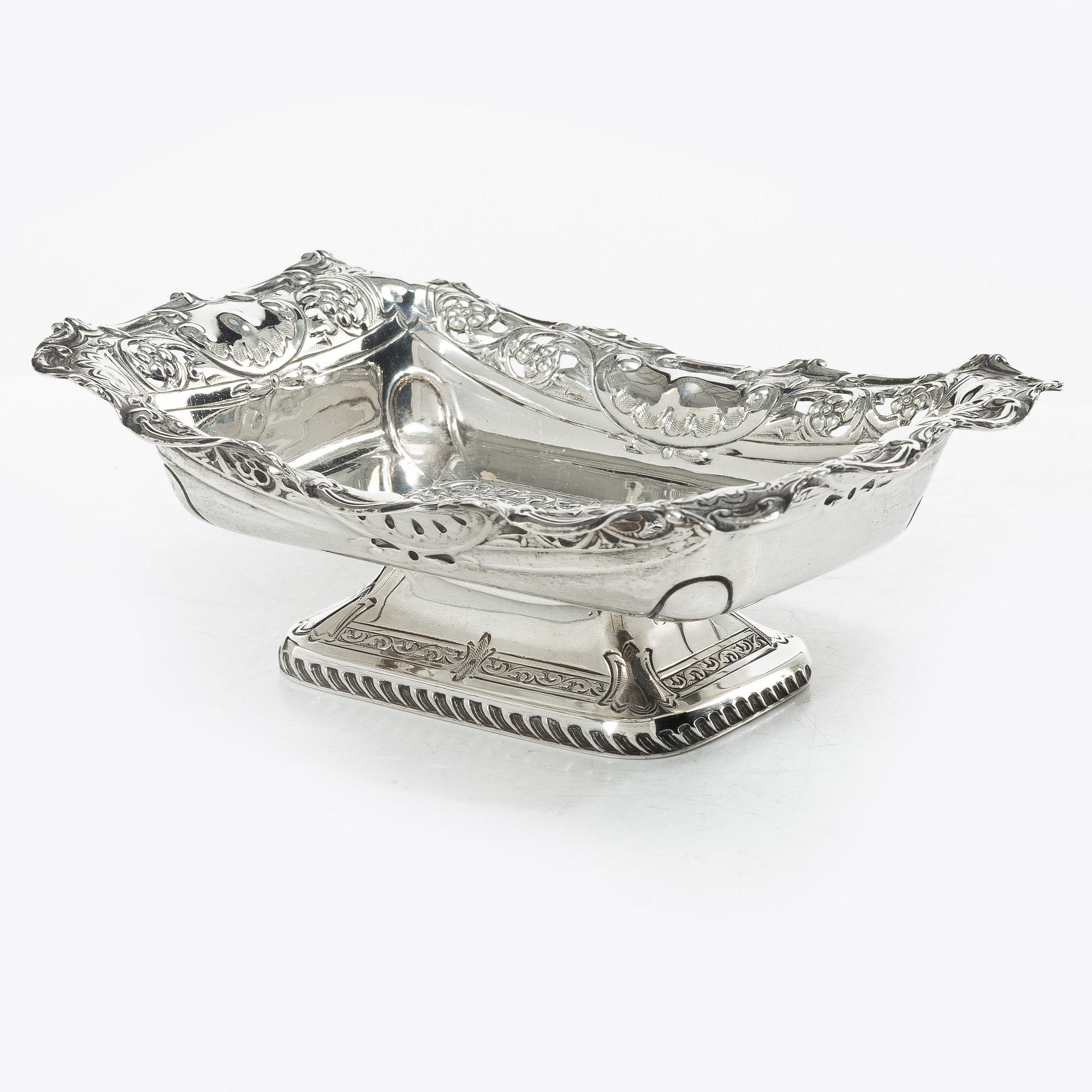 An English silver bowl, mark of John Round & Son Ltd, Sheffield, 1897.