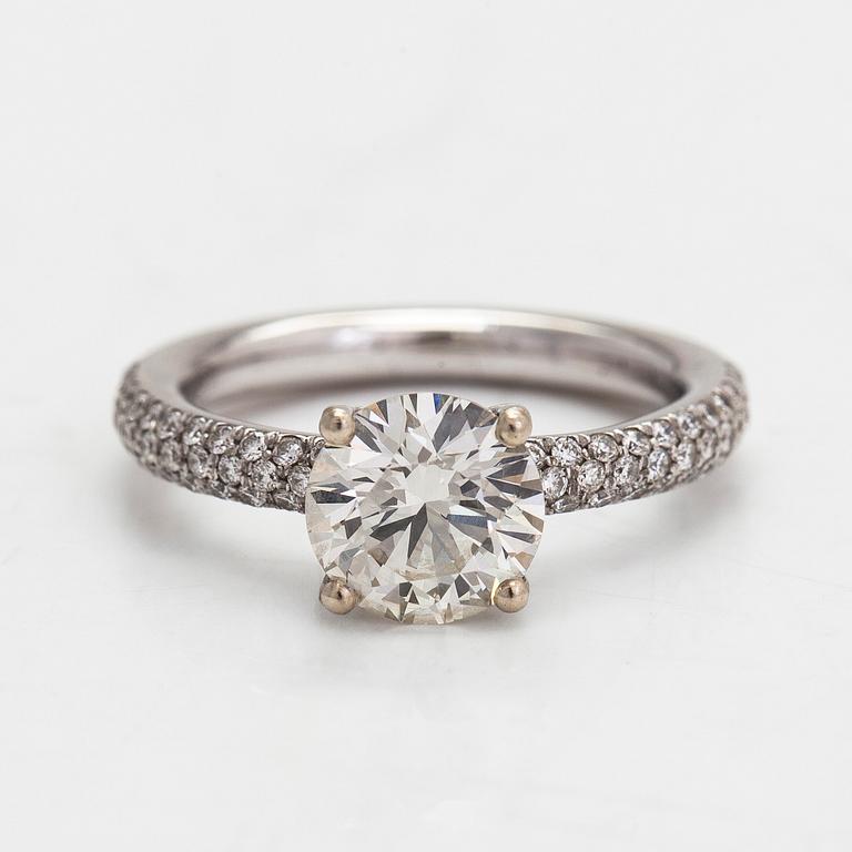 Ring, 14K vitguld, briljantslipad diamant ca 1.80 ct, samt mindre diamanter 0.46 ct tot. enligt certifikat.