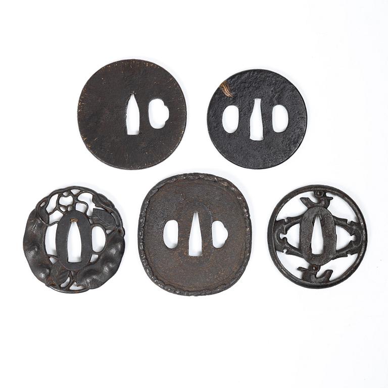 Tsuba, 5 st, Shinto/Shinshinto, varav två Meiji.