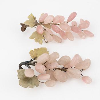 A set of eight decorative grapes in the material nephrite, quarts, amethyst.