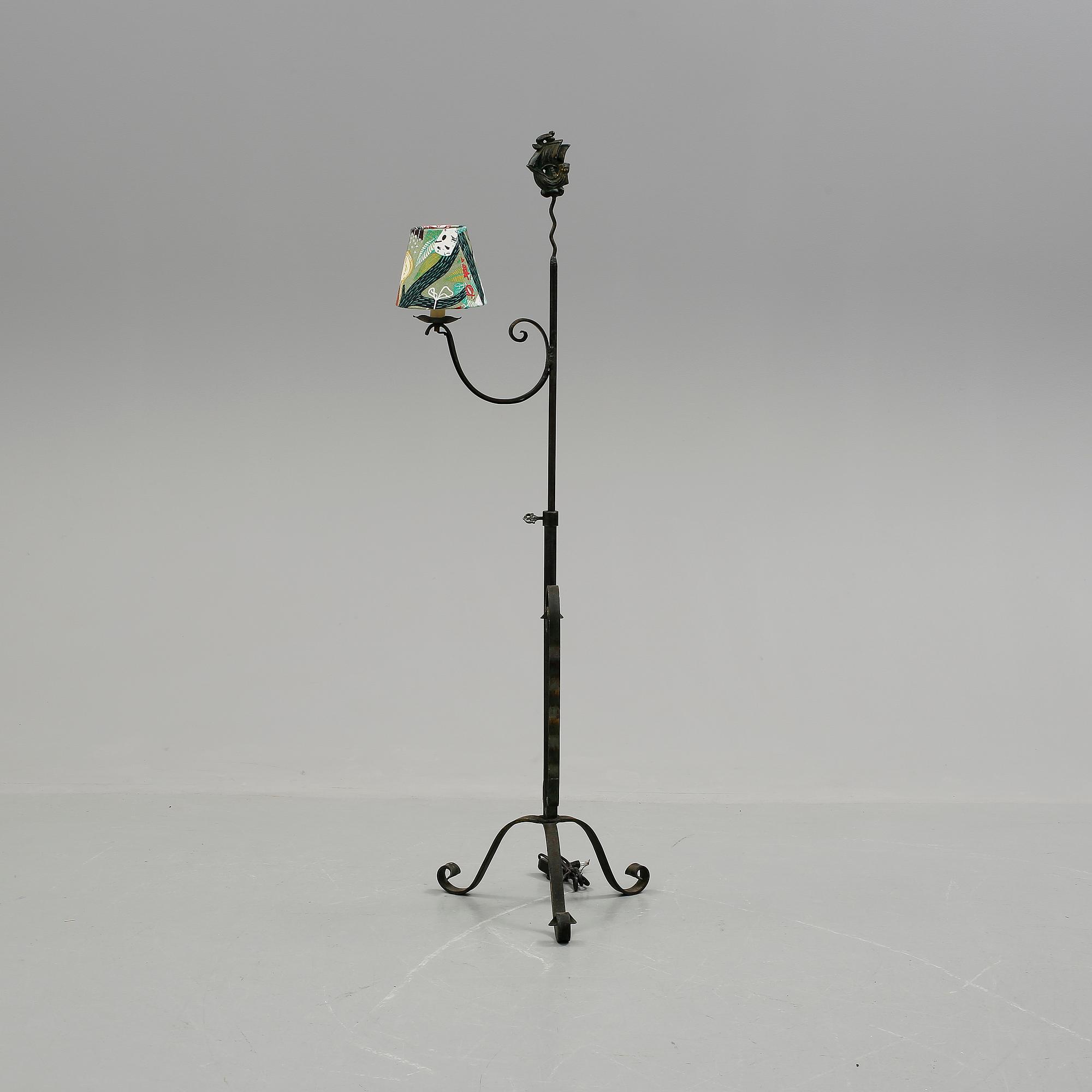 GOLVLAMPA, smide, 1900-talets första hälft.