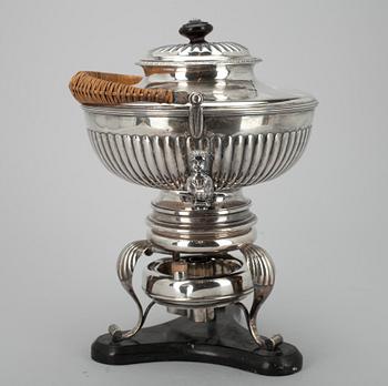 TEKANNA, silver, Österrike-Ungern, ca 1850 samt BRÄNNARE, silver, Möllenborg-Feron, Stockholm 1873. Tot. vikt ca 1980.