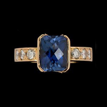 RING, 18 k guld med safir ca 5,50 ct samt 6 briljantslipade diamanter ca 0,90 ct. Vikt ca 14 g.