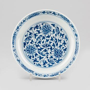 SKÅLFAT, porslin. Sen Qing dynasti, omkring 1900, med sigillmärke.