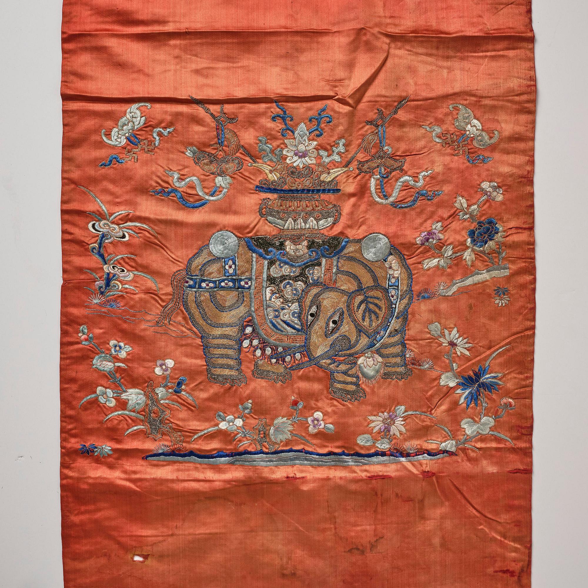 Stolsöverdrag samt tygfragment, tre delar, broderat siden. Qingdynastin.