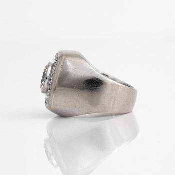 A brilliant-cut diamond, 1.75 cts according to engraving, ring.