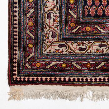 A carpet, antique/semi-antique, Western Persia, ca 575 x 315 cm.