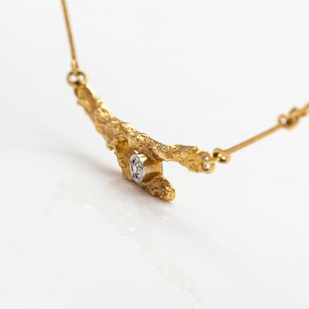 Björn Weckström, An 18K gold necklace "Diamond bud" with a ca. 0.02 tc diamond. Lapponia 1982.