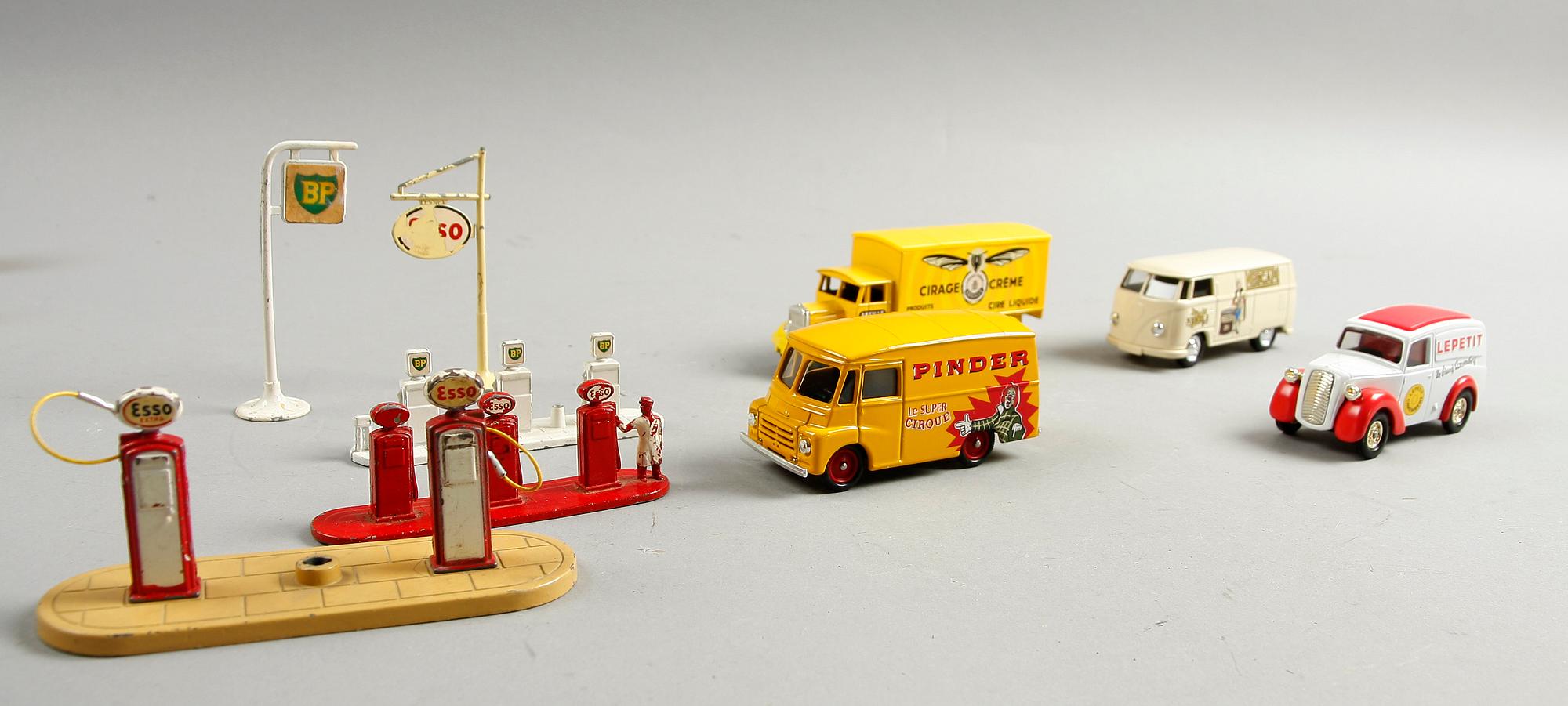 LEKSAKSBILAR, 13 st samt bensinpumpar och släpvagn, Dinky, Lesney, Corgi, Tekno m fl .