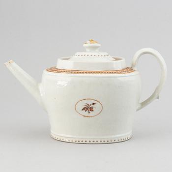 A famille rose teapot with cover, Qing dynasty, Jiaqing (1796-1820).
