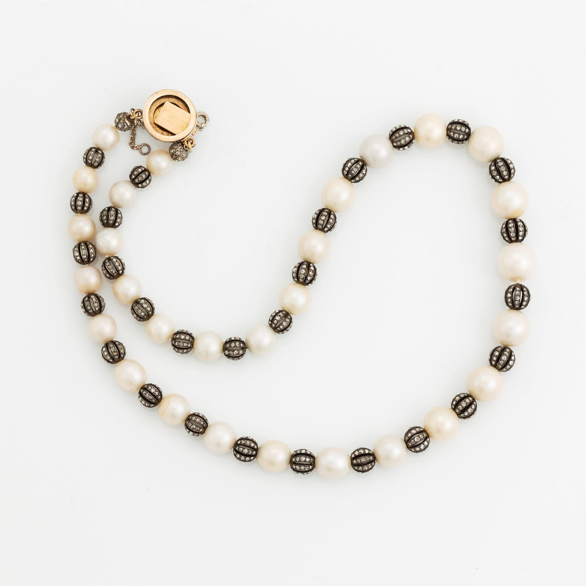 Garnityr bestående av en tiara, en collier, en brosch och ett par örhängen i orginaletui, 1800-tal.