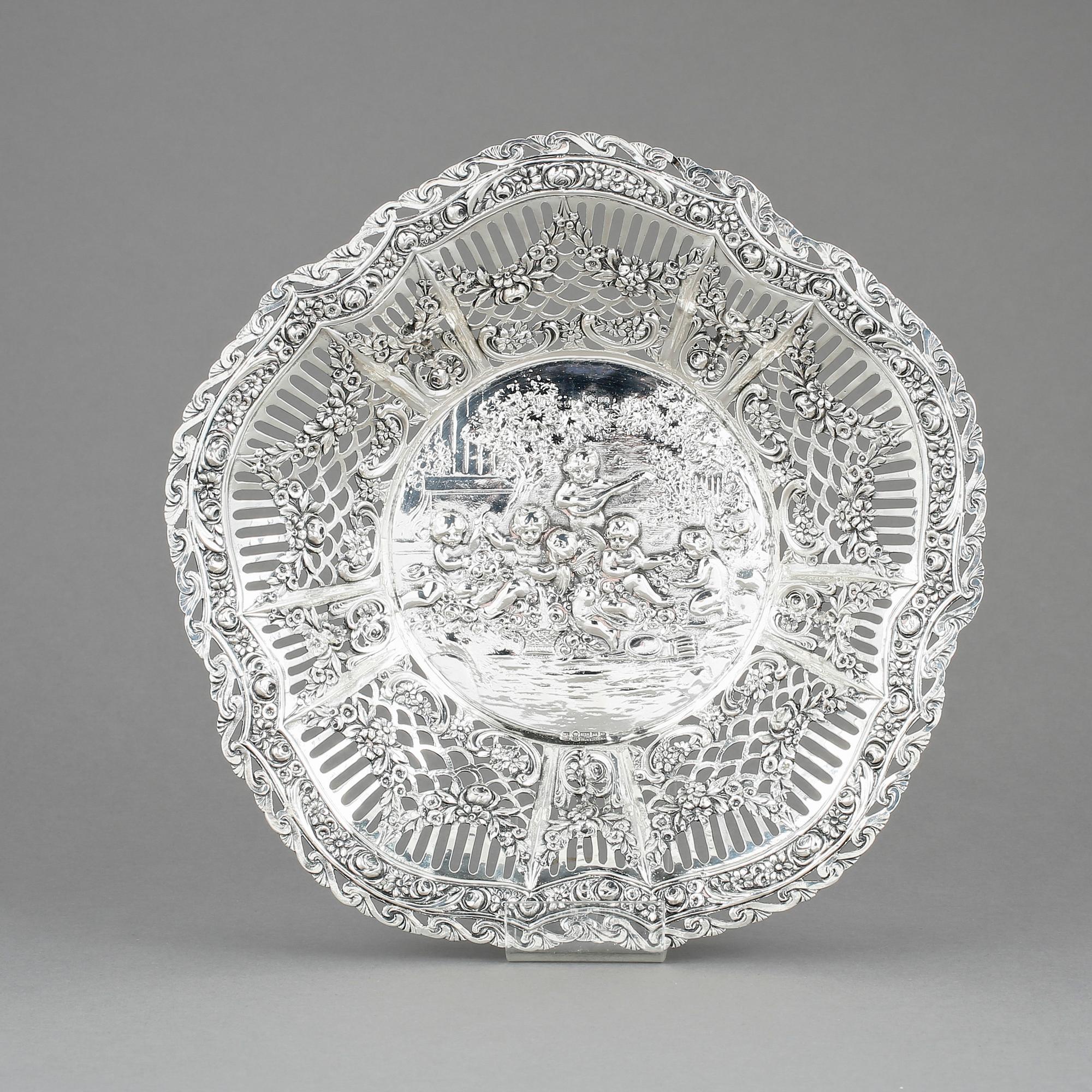SKÅL, silver, importstämplar samt Oskar Lindroos, Helsingfors, 1931. Vikt ca 304g.