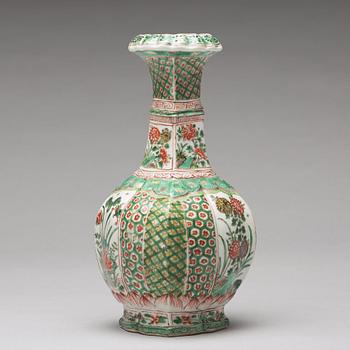 A famille verte kendi/ewer for the persian market, Qing dynasty, Kangxi (1662-1722).