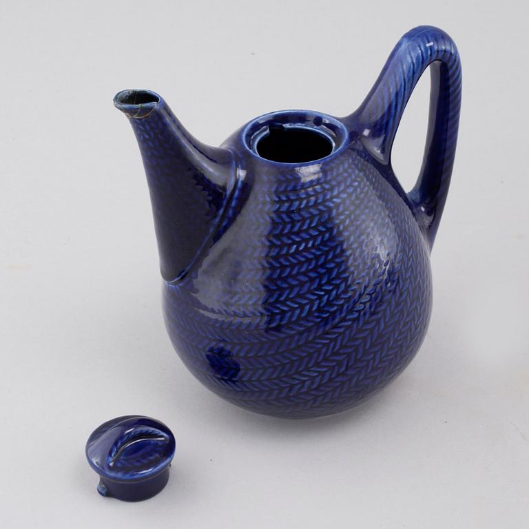 34 pieces of porcelain tableware by Hertha Bengtson for Rörstrand, model "Blå eld", second half of the 20th century.