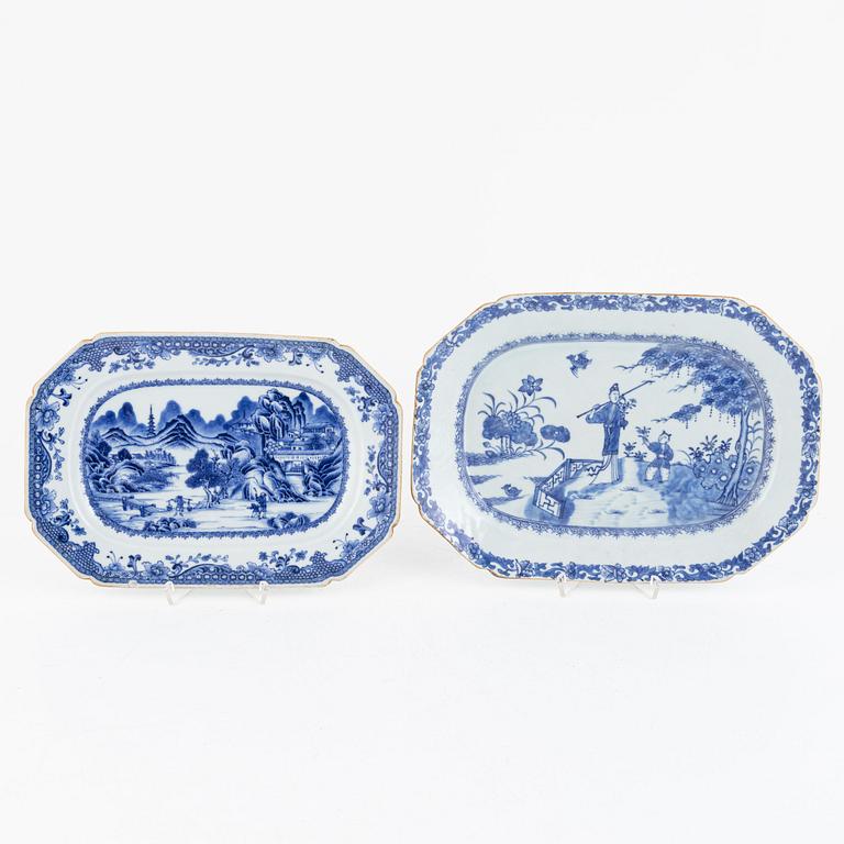 Stekfat, 2 st, porslin, Kina, Qianlong (1736-95).