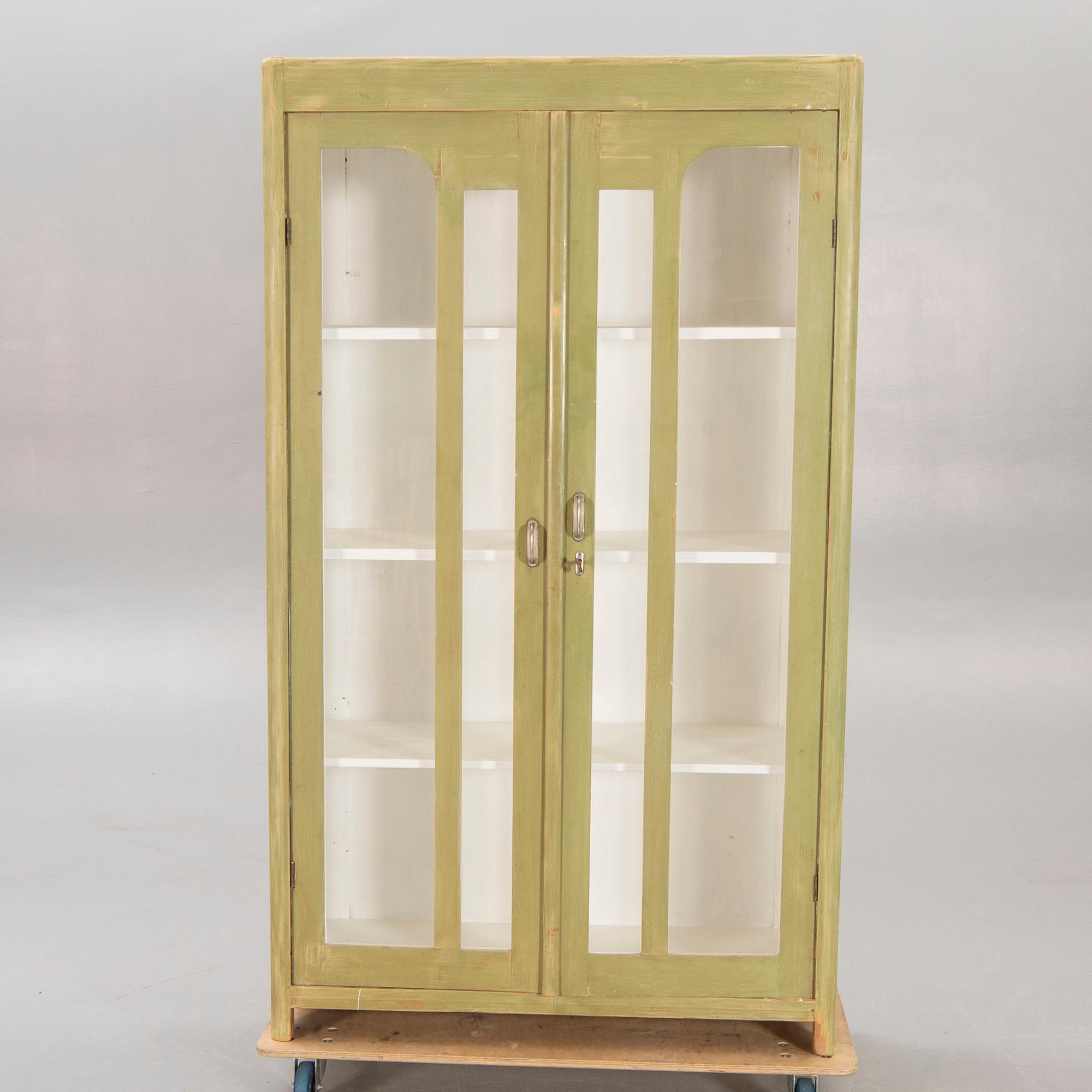 Vitrinskåp 1900-talets första hälft.