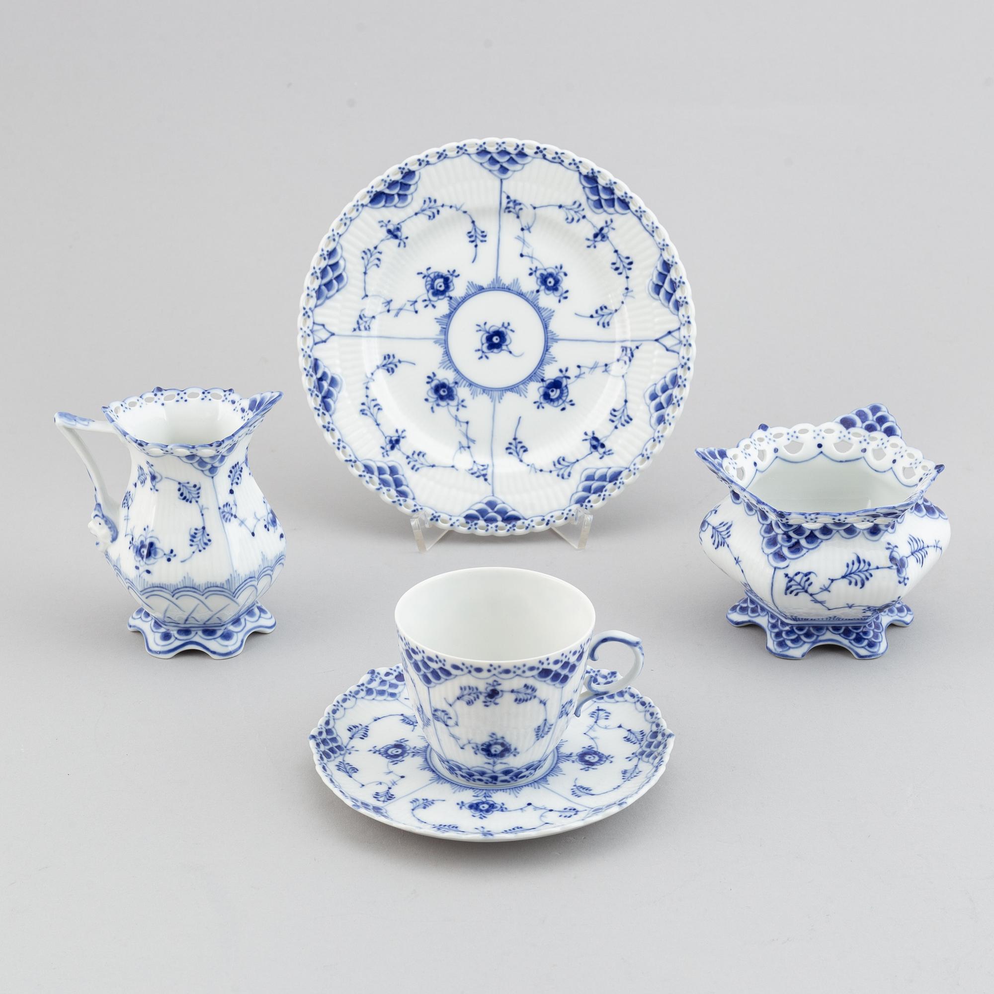 Royal Copenhagen, a porcelaine part coffee service, 'Musselmalet'. (21 pieces).