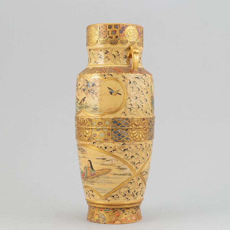 A richly decorated japanese Satsuma vase, made in Kobe Japan, Meiji period (1868-1912).