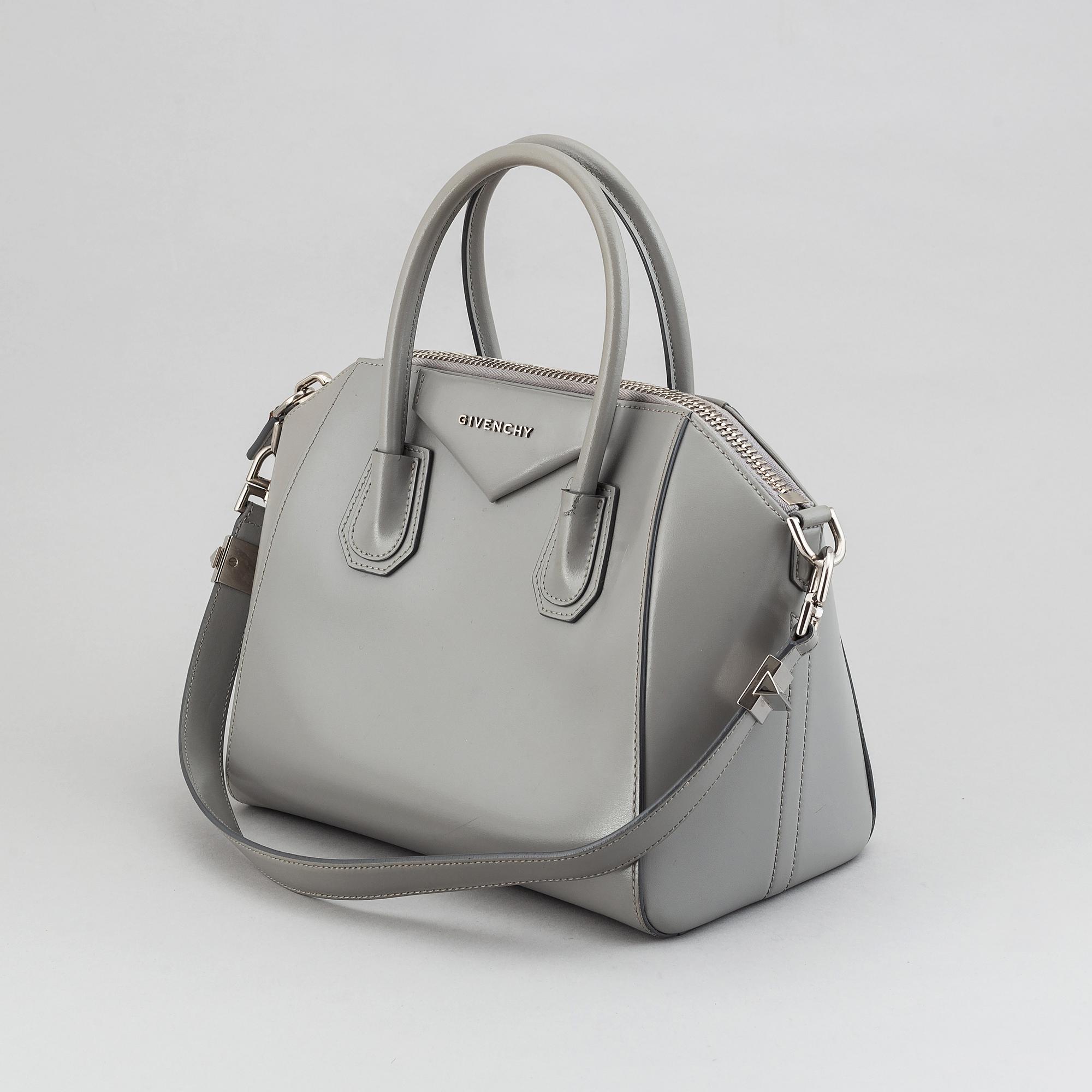 Givenchy, a grey leather 'Antigona Small' handbag.