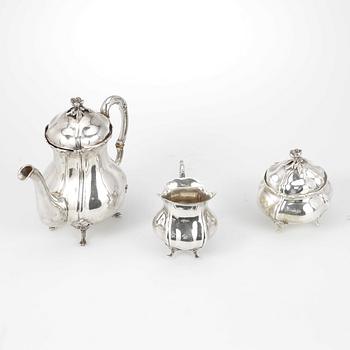 SERVIS, 3 delar, silver, nyrokoko, 1900-talets första hälft. Vikt ca 1169 gram.