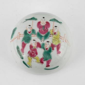 A lidded porcelain urn, China, first half of the 20th century.