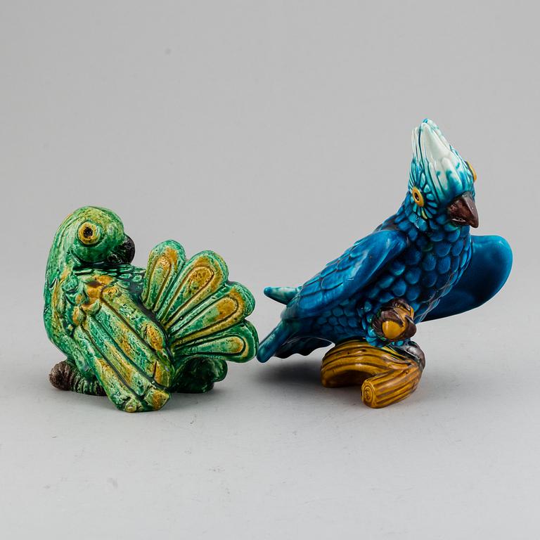 GUNNAR NYLUND, papegojor, 2 st, stengods och chamotterat stengods, Rörstrand 1900-talets mitt.