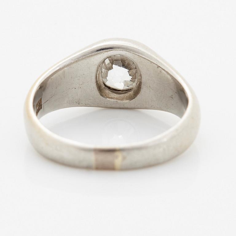 Ring platina med en cushionformad gammalslipad diamant.
