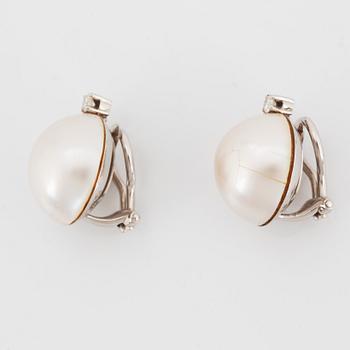 Ett par örhängen Carlman med mabepärlor och briljantslipade diamanter.