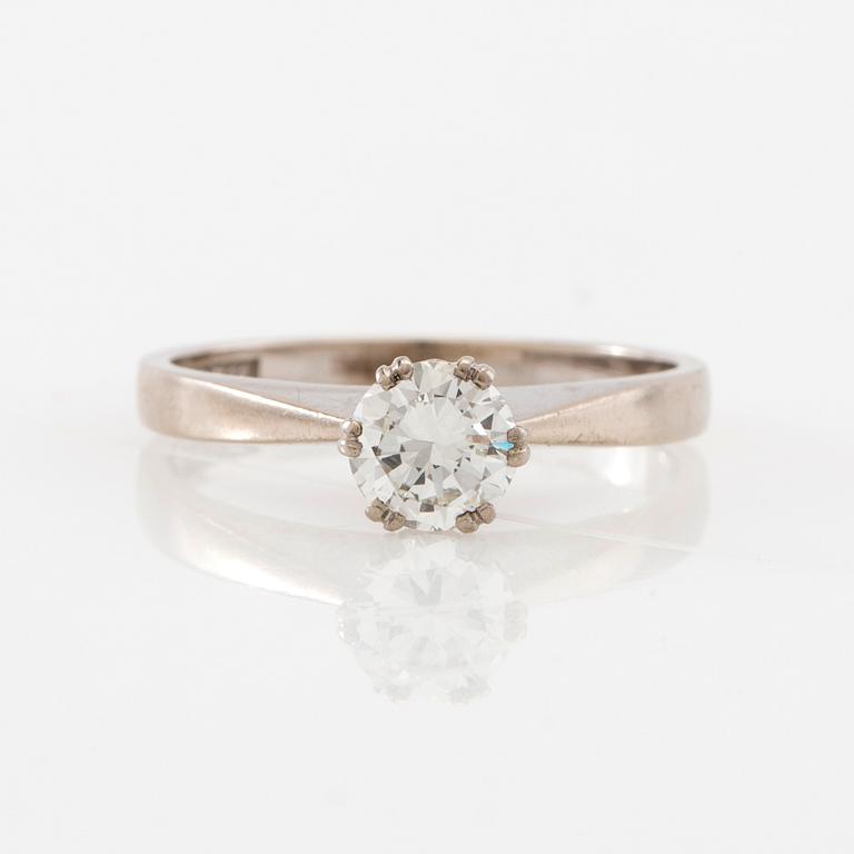 Solitaire ring in 18K white gold with a round brilliant-cut diamond.