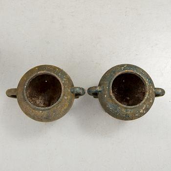 TRÄDGÅRDSURNOR I GJUTJÄRN, ett par, 1900-talets början.