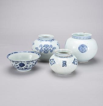 KRUKOR, 3 st och SKÅL, porslin, Kina 1800-talets slut.