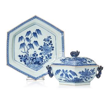 1328. A blue and white tureen with cover and stand, Qing dynasty, Qianlong (1736-95).