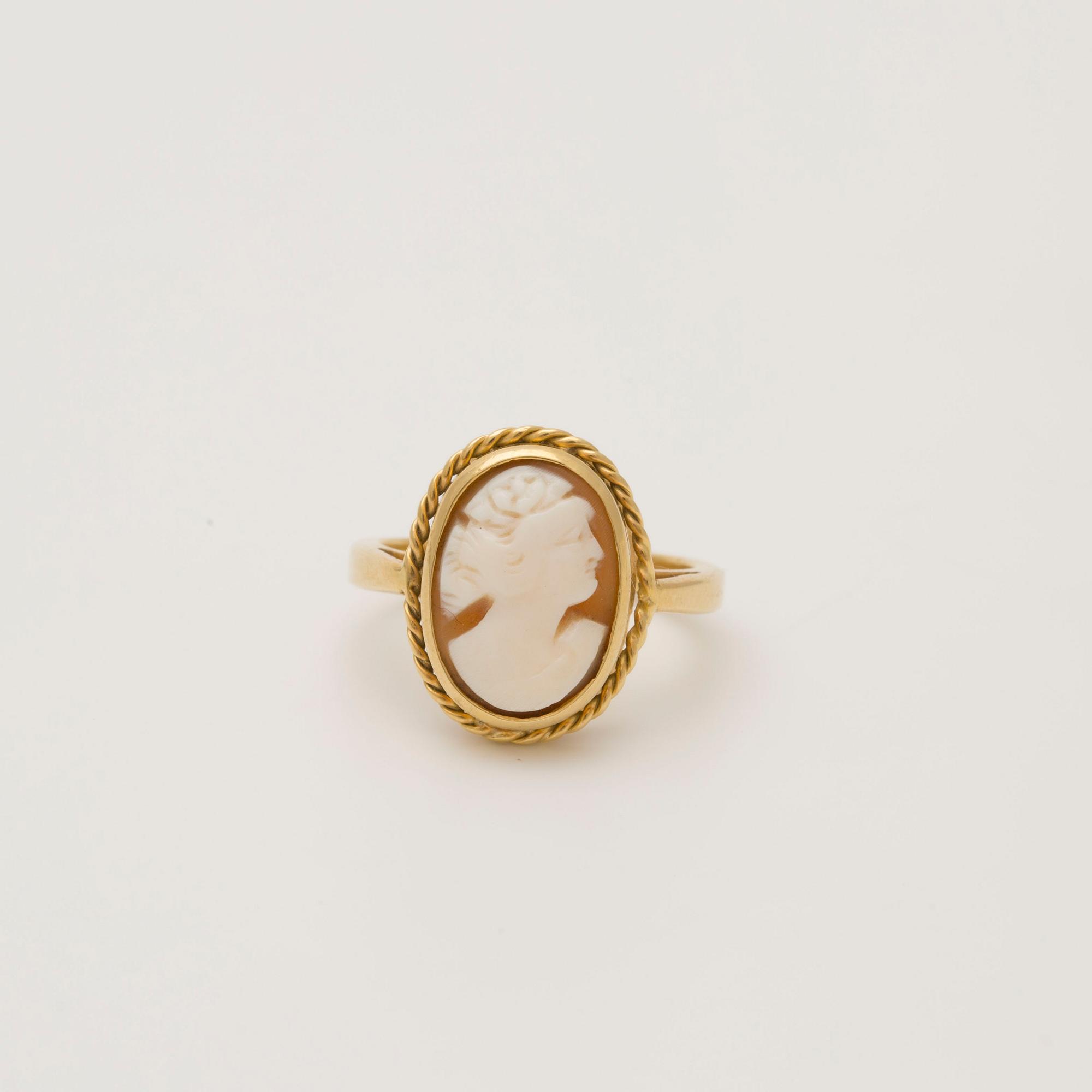 RING, 18K gold  with shell cameo.